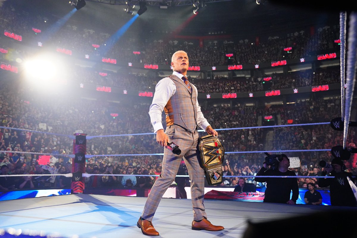 Packed out Bell Centre last night! What an unbelievable feeling. Cosplay and the signs and that “whoaa”, off the charts 

Now we take that title and energy overseas 🇺🇸  ✈️  🇬🇧