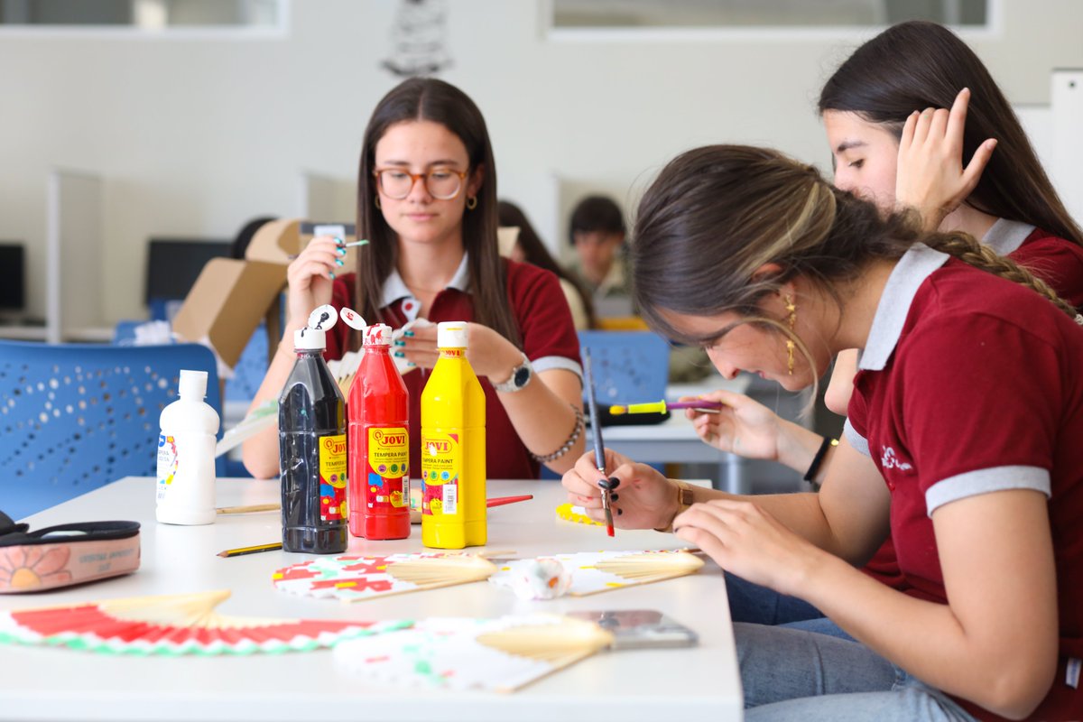 C_Mas_Camarena's tweet photo. ¡Mirad qué abanicos más bonitos están pintando por una buena causa! 🪭
Un grupo de alumnas de 1º #ProgramadelDiploma se ha puesto a trabajar para decorar abanicos que venderán en el festival de verano. La recaudación irá destinada a la @FundAladina.
¡Artistas y comprometidas! https://t.co/fWnVNWFWQN
