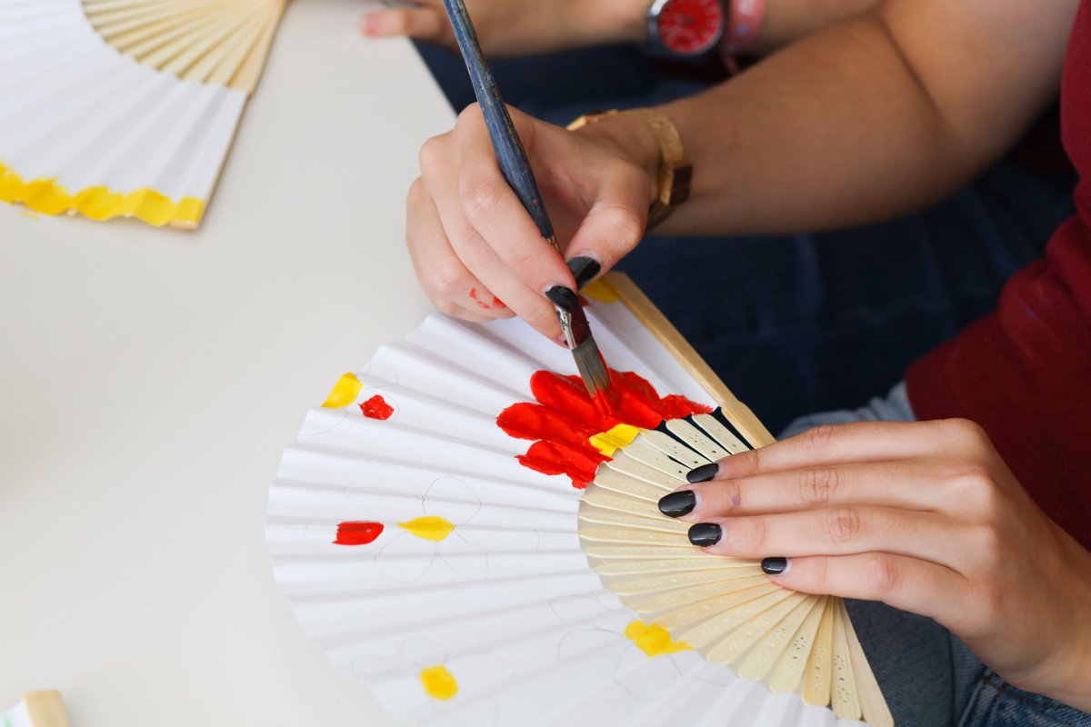 C_Mas_Camarena's tweet photo. ¡Mirad qué abanicos más bonitos están pintando por una buena causa! 🪭
Un grupo de alumnas de 1º #ProgramadelDiploma se ha puesto a trabajar para decorar abanicos que venderán en el festival de verano. La recaudación irá destinada a la @FundAladina.
¡Artistas y comprometidas! https://t.co/fWnVNWFWQN