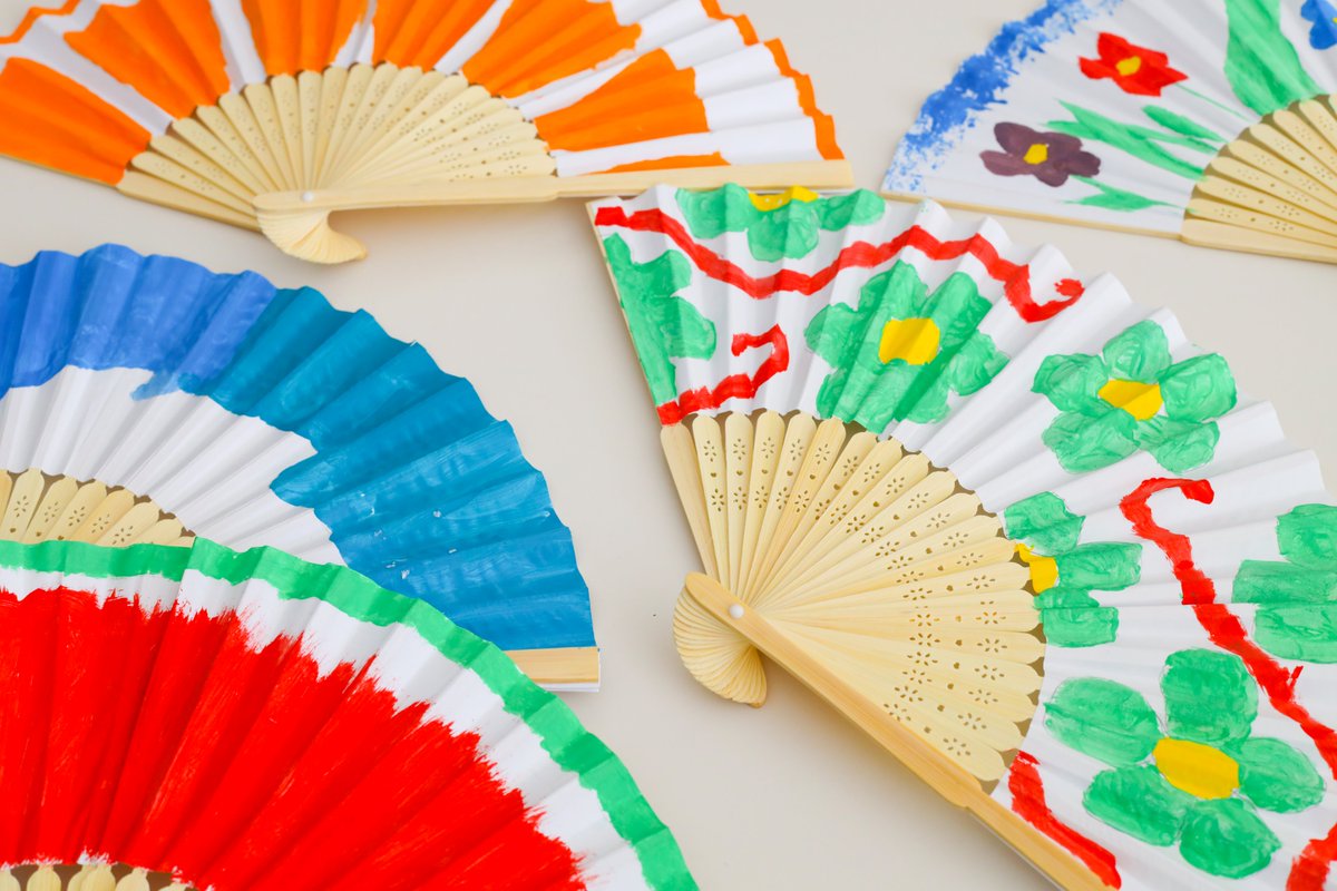 C_Mas_Camarena's tweet photo. ¡Mirad qué abanicos más bonitos están pintando por una buena causa! 🪭
Un grupo de alumnas de 1º #ProgramadelDiploma se ha puesto a trabajar para decorar abanicos que venderán en el festival de verano. La recaudación irá destinada a la @FundAladina.
¡Artistas y comprometidas! https://t.co/fWnVNWFWQN