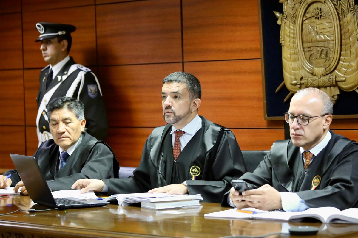 FiscaliaEcuador's tweet photo. #AHORA | Caso #GonzálezYOtros: se instala –en su segundo día– la audiencia de juicio contra los expolicías Erick S., Mario C., Aurelio Ch. y Marcos V. por la presunta #desapariciónforzada de 3 personas, ocurrida en noviembre de 2003. #FiscalíaEc continúa presentando su prueba. https://t.co/QGCNd2OGQI