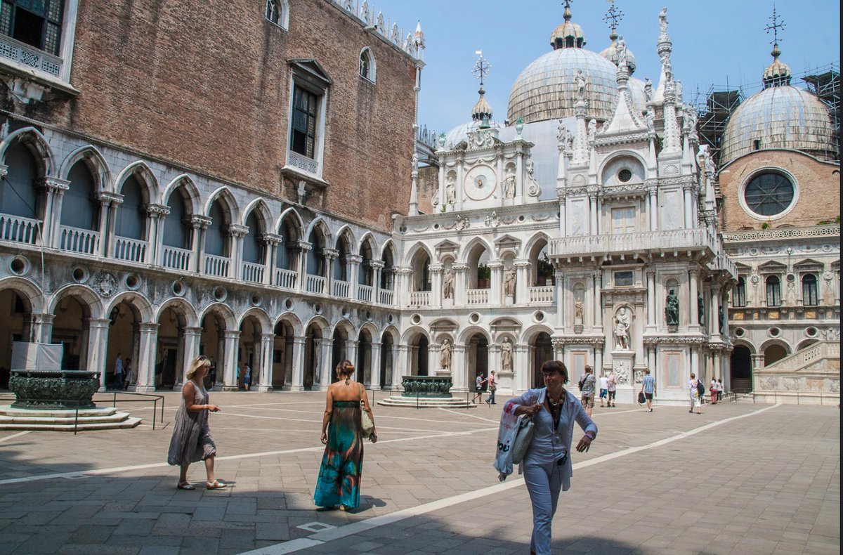 marnicpatterson's tweet photo. It’s #traveltuesday in the #piazzasanmarco in #veniceitaly. Would you like to see #stmarkbasilica or watch pigeons “attack” tourists?

#stmarkssquare #venice #venicevibes #italytravel #travelwritersuniversity #ifwtwa1 @ifwtwa1 https://t.co/pzoRU5VSc8