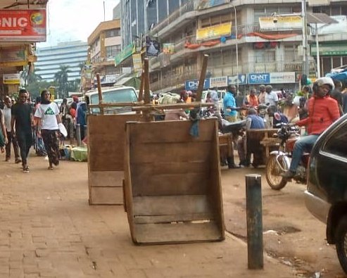 OpenParlyUg's tweet photo. Traders in Kampala continue to strike by closing their businesses in a protest against the roll out of EFRIS to collect VAT @URAuganda.
#OpenParlyUg https://t.co/s99hcxrpPH