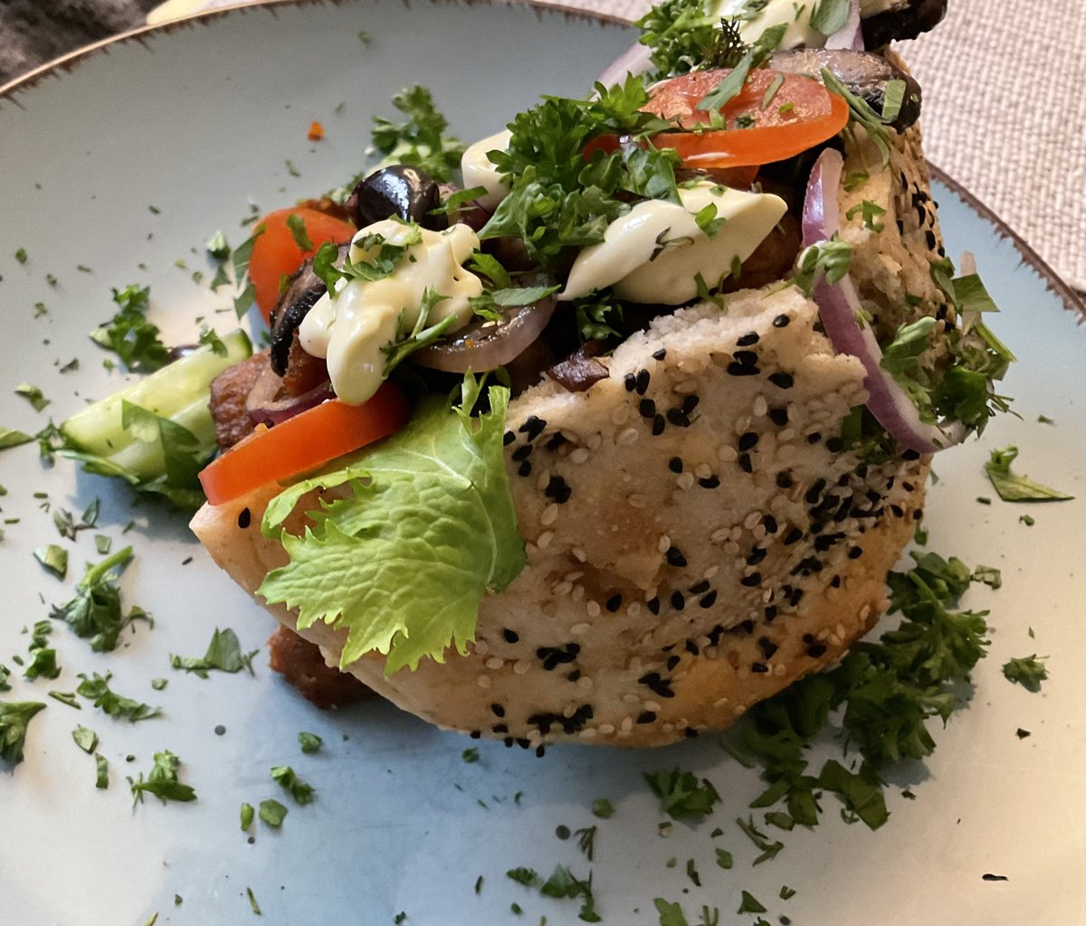 beaphi99's tweet photo. Hallonie🙋🏻‍♀️Habe ich gestern etwas übertrieben 🫣Definitiv😂Gestern habe ich Portobello Seitan Kebeb in homemade Tasche gemacht,dazu gab es selbstverständlich selbstgemachte vegane Mayo(Rezept in ALT).Außerdem gab es Hummus und frische vegane Bärlauchcreme. #GoVegan #Hummus #kebeb https://t.co/7F11zoRebH