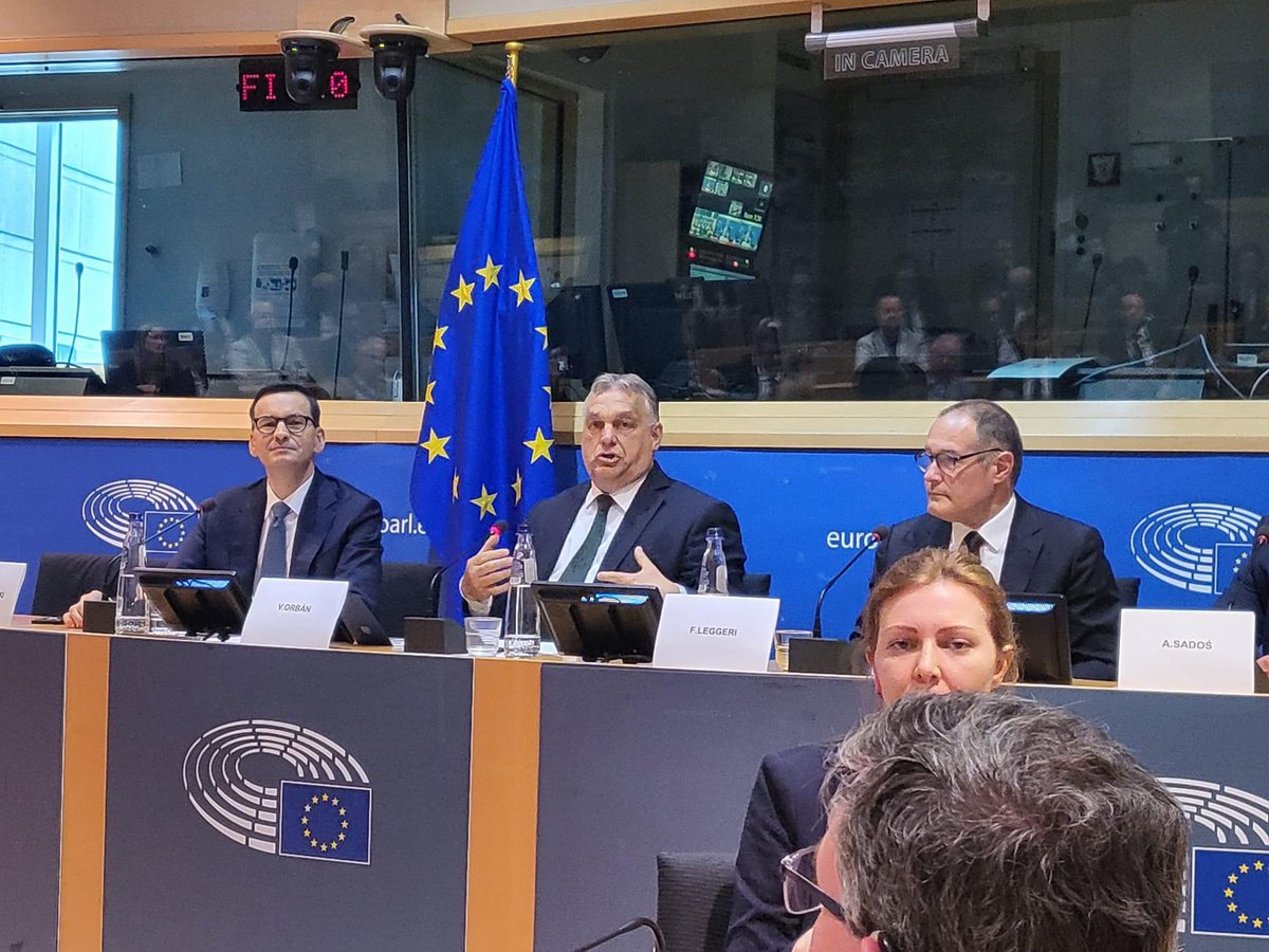 Conférence en ce moment au Parlement européen à Bruxelles avec Victor Orbán,  Premier Ministre de Hongrie, Mateusz Morawiecki, ancien Premier Ministre de Pologne et @FabriceLeggeri, ancien directeur général de Frontex.
Condamnation unanime du Pacte migratoire européen !