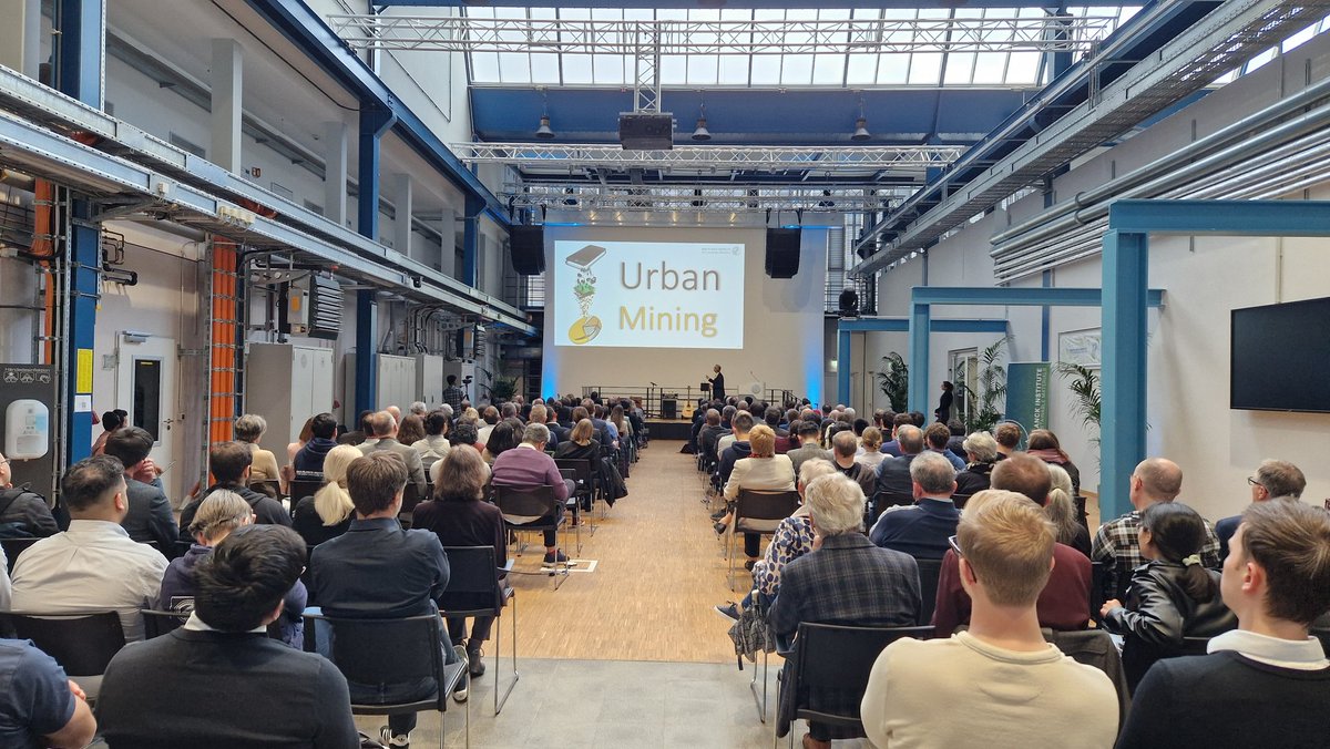 MPISusMat's tweet photo. Full house at the renaming ceremony of our institute - stay tuned for more impressions 😁🥳 #mpisusmat #materials https://t.co/Pd7tEVNSZB