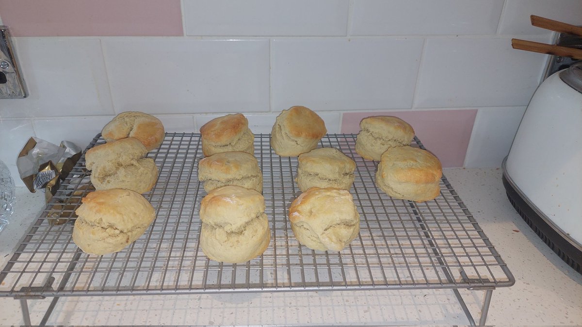 _dAveFletcher_'s tweet photo. Think they'll do for a bit of afternoon tea.
#baking
#boyscanbake https://t.co/jsOx3EL49P