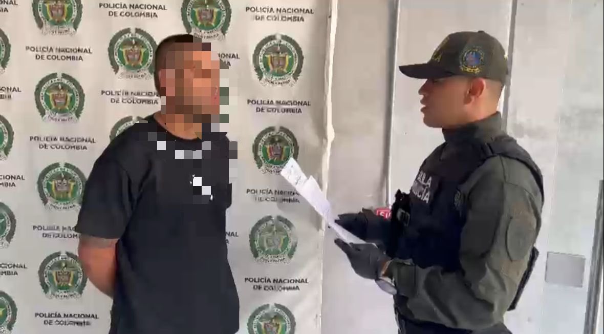 Capturamos a Carlos Andrés Salas Ortiz, alias ‘Chicharro’, cabecilla del ‘Clan del Golfo’ en Antioquia, presunto homicida de nuestra patrullera Andry Vanessa Merlano Amaya, en 2022, el mismo año en que habría secuestrado y torturado a 2 adultos y un menor de edad.