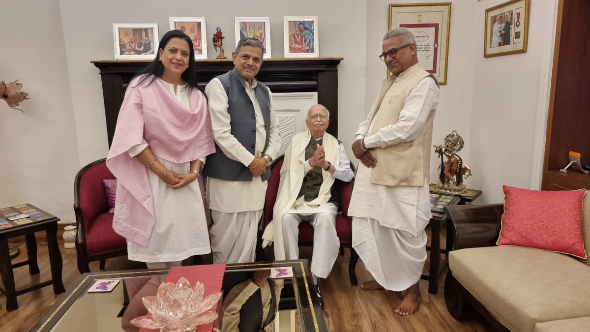 RSSorg's tweet photo. राष्ट्रीय स्वयंसेवक संघ के माननीय सरकार्यवाह श्री दत्तात्रेय होसबाले जी और सह सरकार्यवाह डॉ. कृष्णगोपाल जी ने आज माननीय श्री लालकृष्ण आडवाणी जी के निवास पर जाकर उन्हें भारत रत्न सम्मान मिलने पर गौरव अर्पण किया। https://t.co/YxgU3ZVBoh