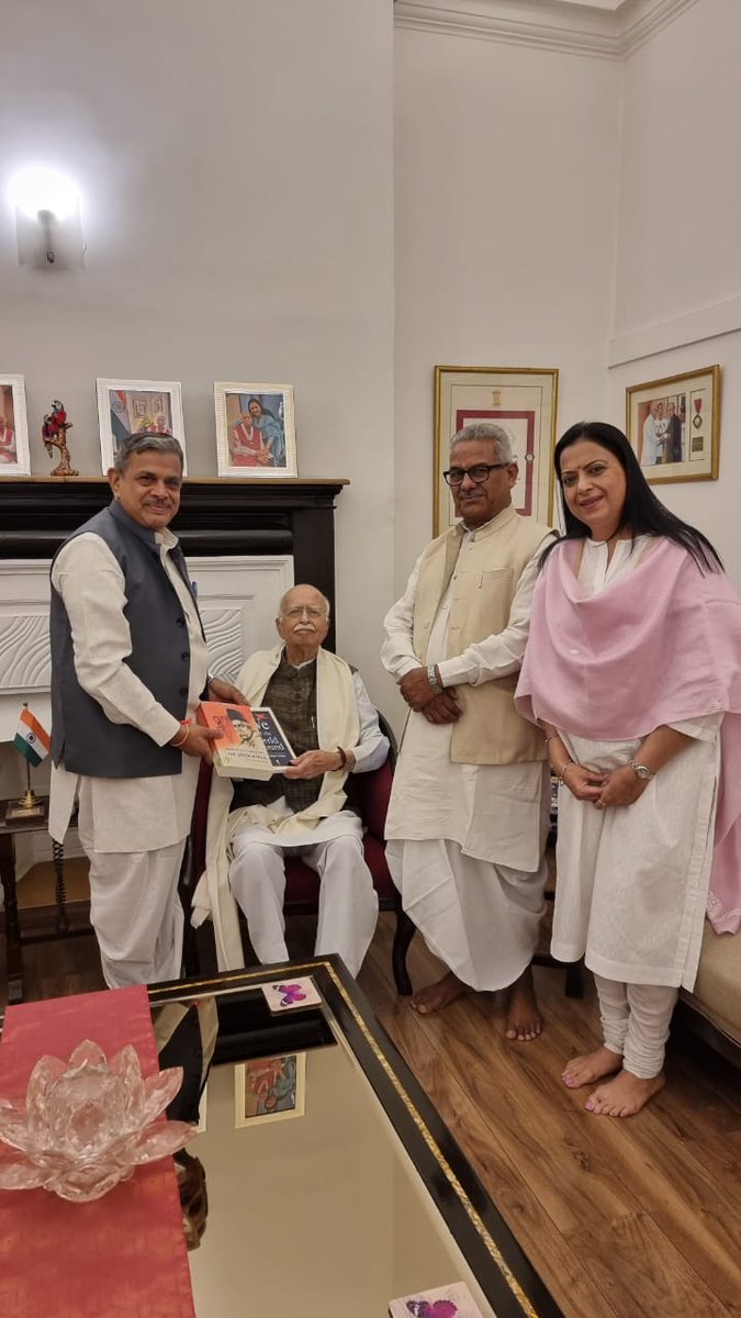 राष्ट्रीय स्वयंसेवक संघ के माननीय सरकार्यवाह श्री दत्तात्रेय होसबाले जी और सह सरकार्यवाह डॉ. कृष्णगोपाल जी ने आज माननीय श्री लालकृष्ण आडवाणी जी के निवास पर जाकर उन्हें भारत रत्न सम्मान मिलने पर गौरव अर्पण किया।