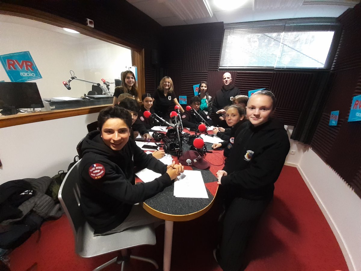 A l'occasion d'une visite de la 📻 locale <a href="/rvrradio/">RVR Radio Libre</a> à #Amplepuis, la secrétaire générale a rencontré des élèves de 3ème de la classe défense du Collège de la Haute Azergues à #LamuresurAzergues, qui participent à un atelier radio. Un grand merci à l'équipe de RVR pour l'accueil !