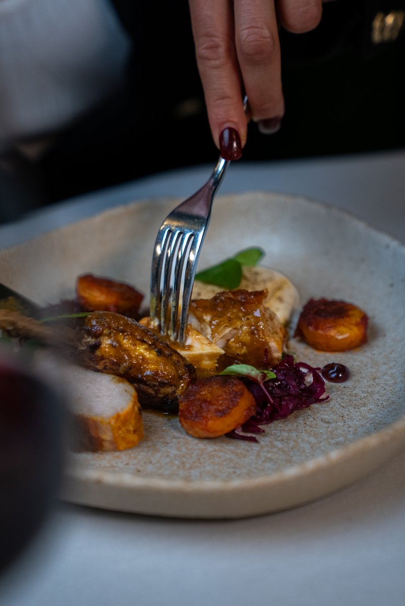 Introducing the Creedy Carver Chicken Breast. Offering the tender perfection of confit thigh paired with red cabbage and golden turnips, and the smoky goodness of BBQ Maitake mushrooms. 🤤 Bon Appetit! #Prihvi #FoodPorn #Restaurant #VisitCheltenham #VisitCotswolds