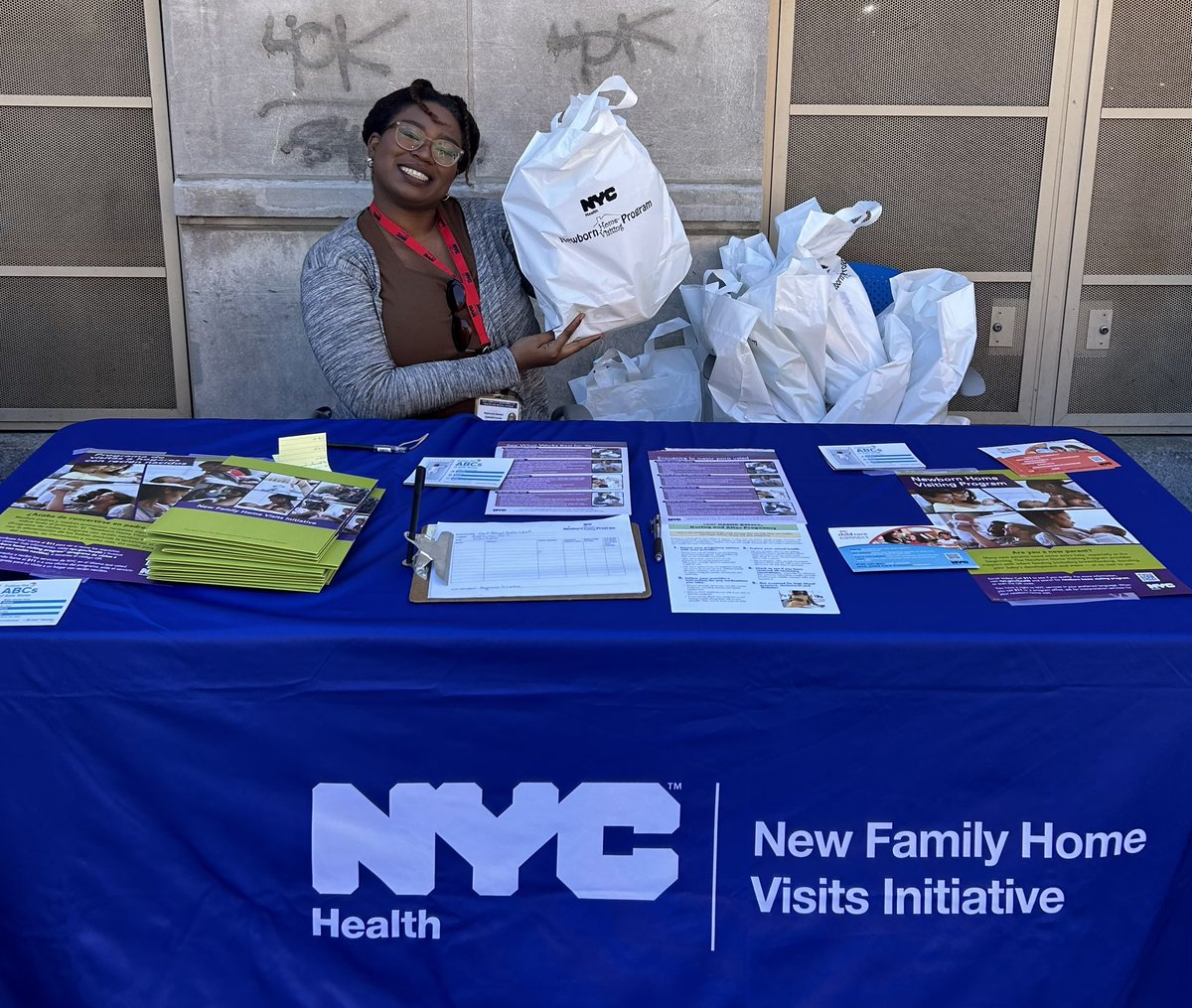 Today I’m in East Harlem giving out FREE diapers, wipes, breast pumps, maternal self care kits and of course perinatal education in English, Spanish and French!!! #BlackMaternalHealthWeek #BMHW