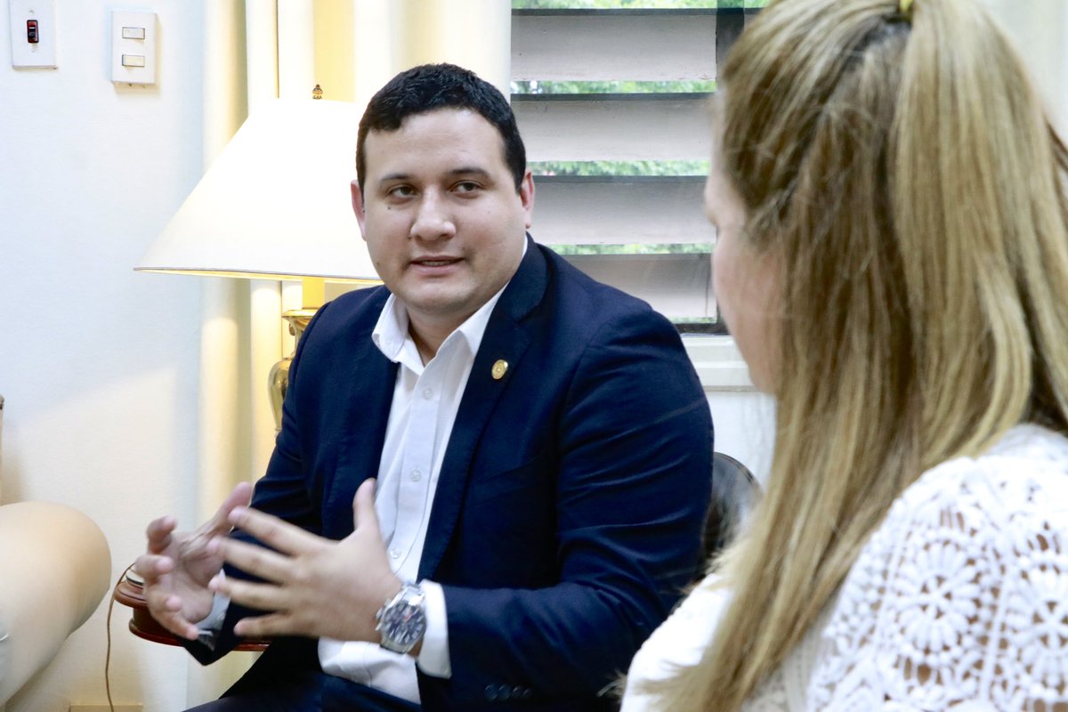 Nuestro compromiso con mejorar los servicios de salud en todo el país es firme.

Esta mañana recibí al diputado por Central, <a href="/JuanMa_AV/">JuanMa Añazco</a> y comitiva, a fin de conversar sobre el fortalecimiento de la respuesta sanitaria a la población de Central.

#GobiernoDelParaguay