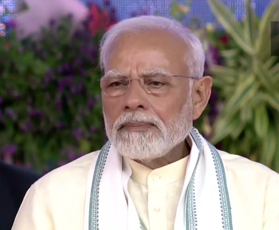 BanCheneProduct's tweet photo. Before Modi Ji became PM, a power-saving and money-saving LED bulb was around Rs. 300/-.

After Modi Ji became PM, it came down to Rs. 70/-.

Just one of billion reasons, why we should vote for Modi Ji BJP again in 2024. https://t.co/ohzifBbgGb