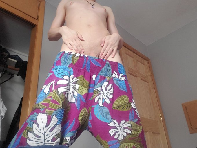 Something about tummies Good morning phone goons https://t.co/gPf2PuJhXz