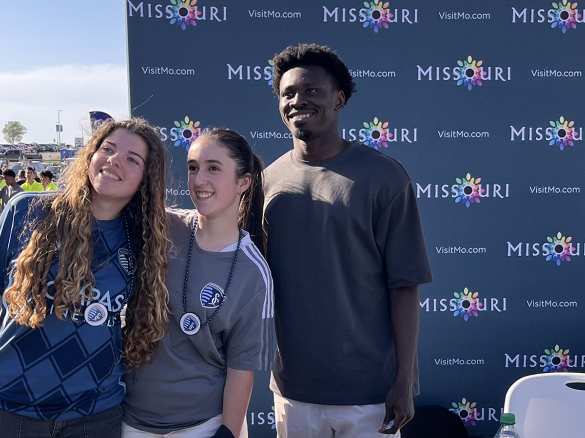 MOTourismNews's tweet photo. Look who stopped by the Visit Missouri booth at #ArrowheadStadium during the @SportingKC and @InterMiamiCF game Saturday! ⚽
Thanks, @TaylorTwellman, for celebrating Missouri.
#ThatsMyMO #VisitMO https://t.co/hyOgSBVjFR