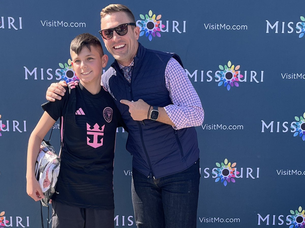 MOTourismNews's tweet photo. Look who stopped by the Visit Missouri booth at #ArrowheadStadium during the @SportingKC and @InterMiamiCF game Saturday! ⚽
Thanks, @TaylorTwellman, for celebrating Missouri.
#ThatsMyMO #VisitMO https://t.co/hyOgSBVjFR