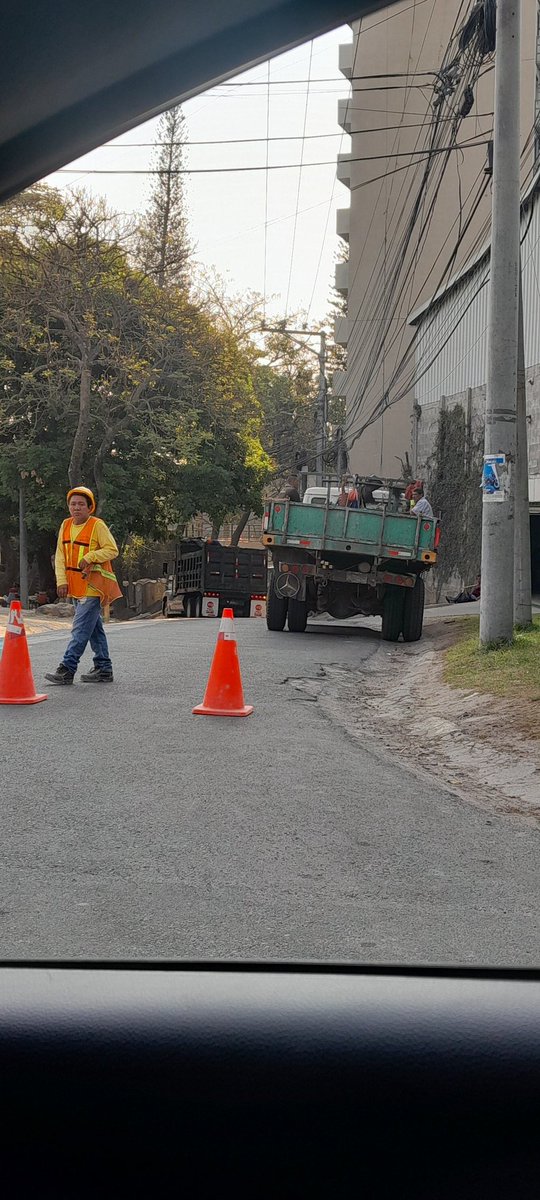 la_maty's tweet photo. Ahora @gruporoblesv con su construcción SAN FRANCISCO TOWER habían cerrado la calle Los Castaños en la San Francisco por estar cargando un camión, no es legal a menos que tengan un permiso. Favor @ObrasPublicasSV @VMTElSalvador su ayuda que no es la primera! https://t.co/9oXbH75j2R
