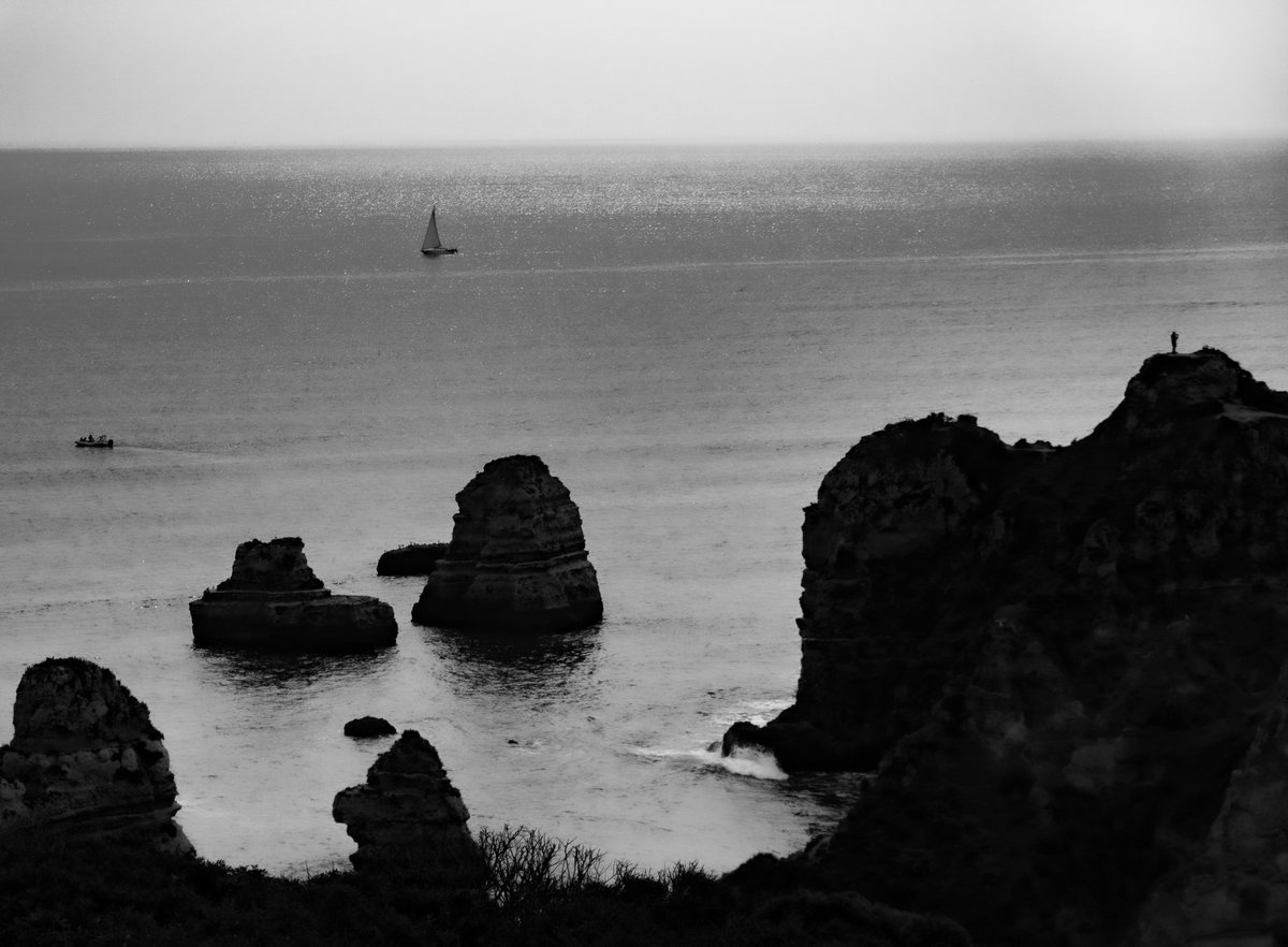 Ponta da Piedade (Lagos, Portugal) (marzo de 2024) #pontadapiedade #lagosalgarve #algarve #portugal #paisaje #landscape #acantilados #cliff #atlanticocean #blancoynegro #blackandwhite #blackandwhitephotography #bnw #bnwmood #siluetas #silhuette