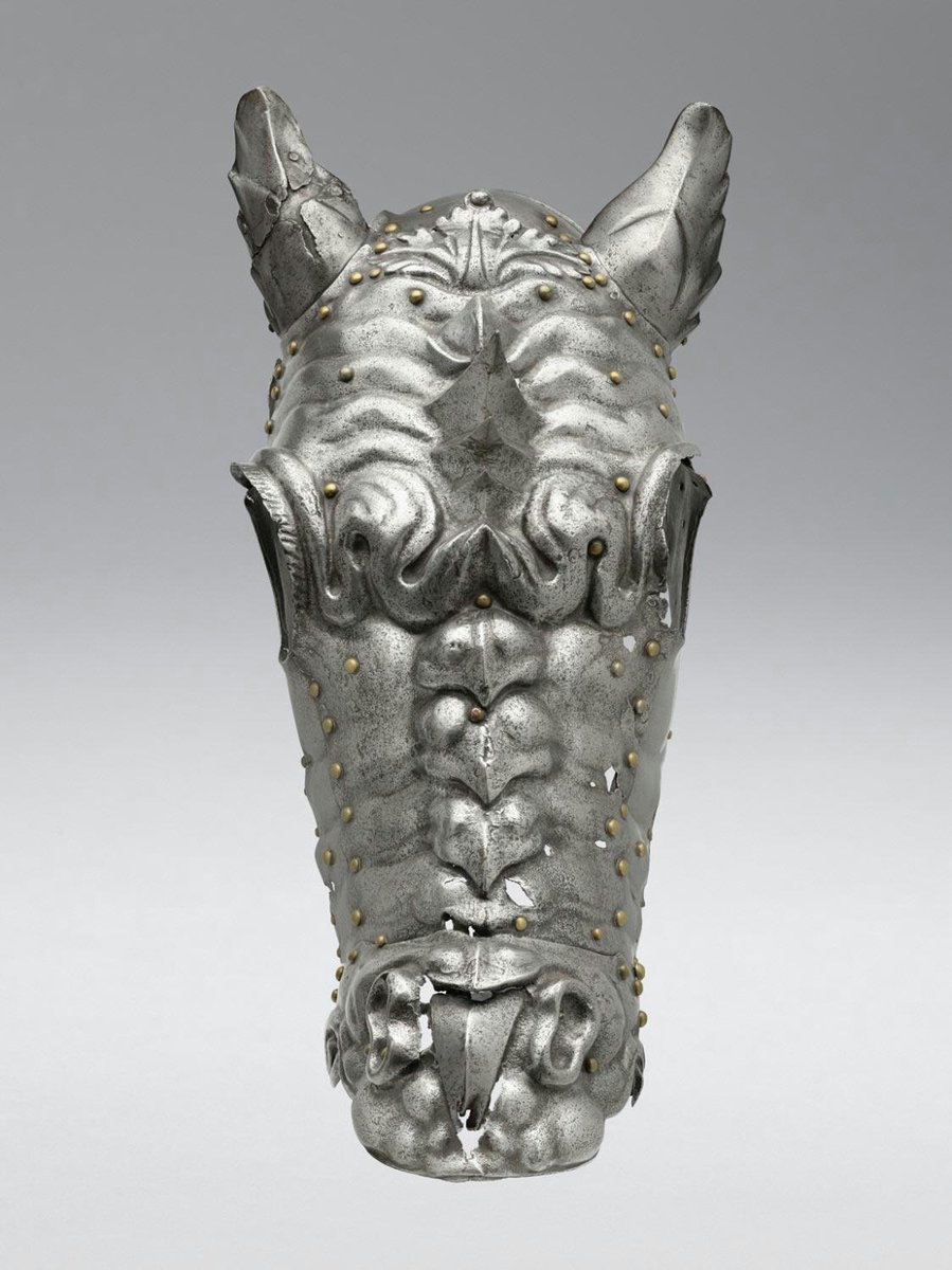 TheArmour's tweet photo. An astonishingly ornate #Shaffron,
Length: 25.2 in/64 cm
Width: 10.75 in/27.3 cm
Depth: 6 in/15.2 cm
Weight: 5.6 lbs/2540 g
#Italy, ca. 1540-1550, housed at the @philamuseum
#armor #horsearmor #barding #renaissance #philadelphiamuseumofart #art #history https://t.co/DImE3l6hC4