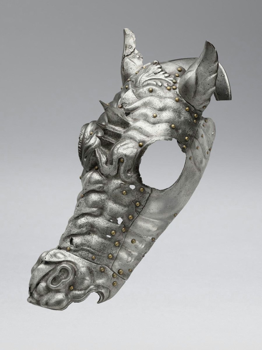 TheArmour's tweet photo. An astonishingly ornate #Shaffron,
Length: 25.2 in/64 cm
Width: 10.75 in/27.3 cm
Depth: 6 in/15.2 cm
Weight: 5.6 lbs/2540 g
#Italy, ca. 1540-1550, housed at the @philamuseum
#armor #horsearmor #barding #renaissance #philadelphiamuseumofart #art #history https://t.co/DImE3l6hC4