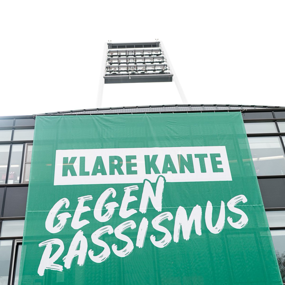 Wir verurteilen die rassistischen Kommentare in den sozialen Medien gegen Naby Keïta aufs Schärfste. Menschenverachtende Äußerungen sind nicht mit den Werten des SV #Werder vereinbar. Wer solche Kommentare schreibt, kann kein Fan unseres Vereins sein. Klare Kante gegen Rassismus!