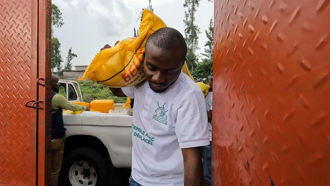 Acadi_RDC's tweet photo. 4000kgs de nourriture distribués aux familles musulmanes déplacées de guerres à #Goma, #RDC à l’occasion de la fête de l’Eïd el Fitr.

La vidéo sur le lien :
https://t.co/QoOgvDKjLb https://t.co/dpnaaxOOGC