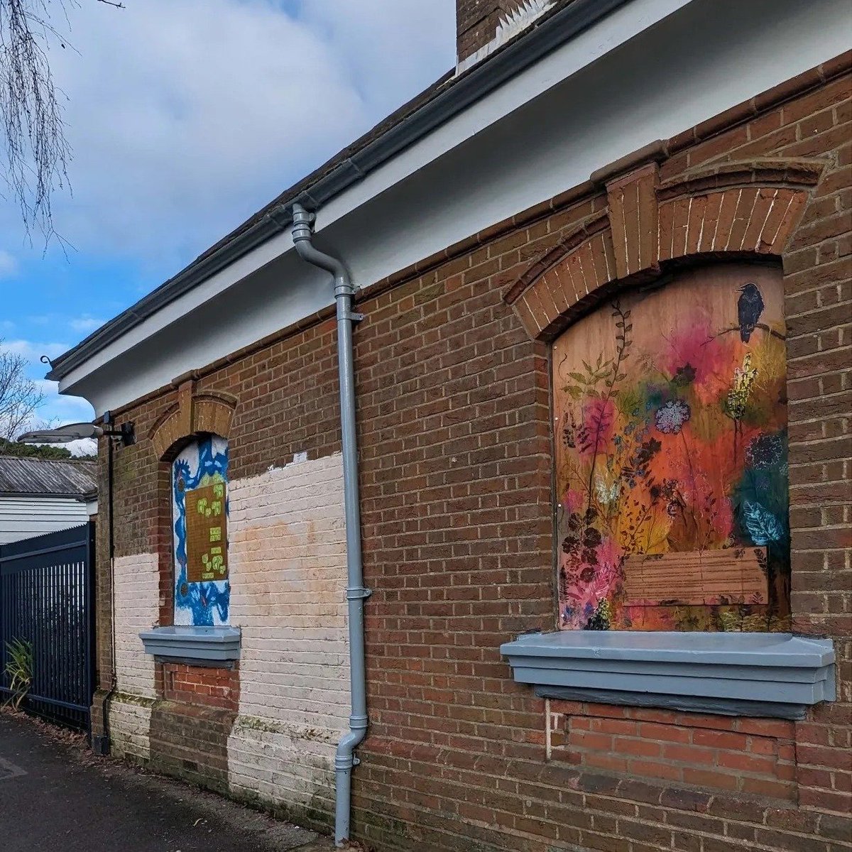 Murals inspired by Swaythling rail station produced by the Drawing on the Outside group in autumn 2023.
Funded by Arts Council England, Abri Housing Association, Three Rivers Rail Partnership, The Tree Council and Southampton Voluntary Services.
#CommunityRail @SW_Help