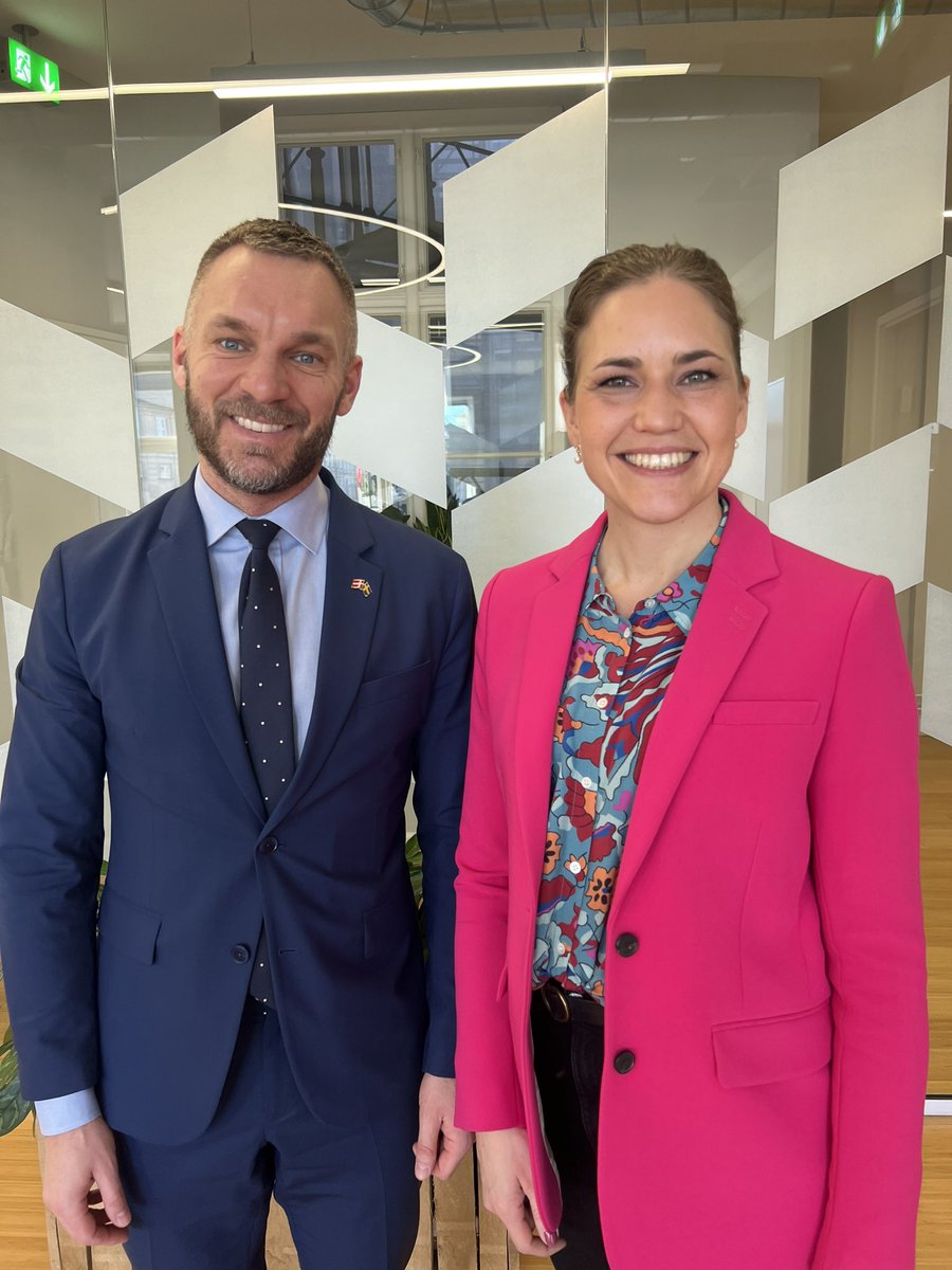 Digitaliseringsminister @marie_bjerre mødtes i dag med Sveriges civilminister Erik Slottner @ErikSlottner. Ministeren fortalte om digitaliseringsstrategien. Og begge ministre talte om, hvordan vi beskytter særligt børn og unge bedre mod tech-giganterne 🇸🇪🇩🇰