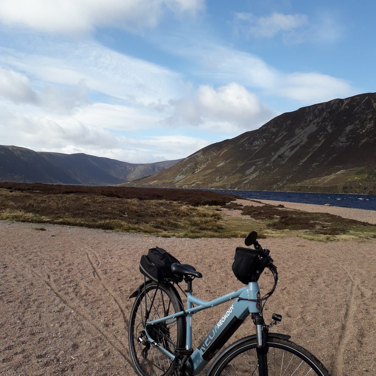 Do you ❤️ a scenery pic? Here's one sent in by one of our customers whilst exploring Loch Muick in Scotland on their Neomouv Mountain electric bike. ⚡ 🔌 🚵‍♂️ 🔌 ⚡