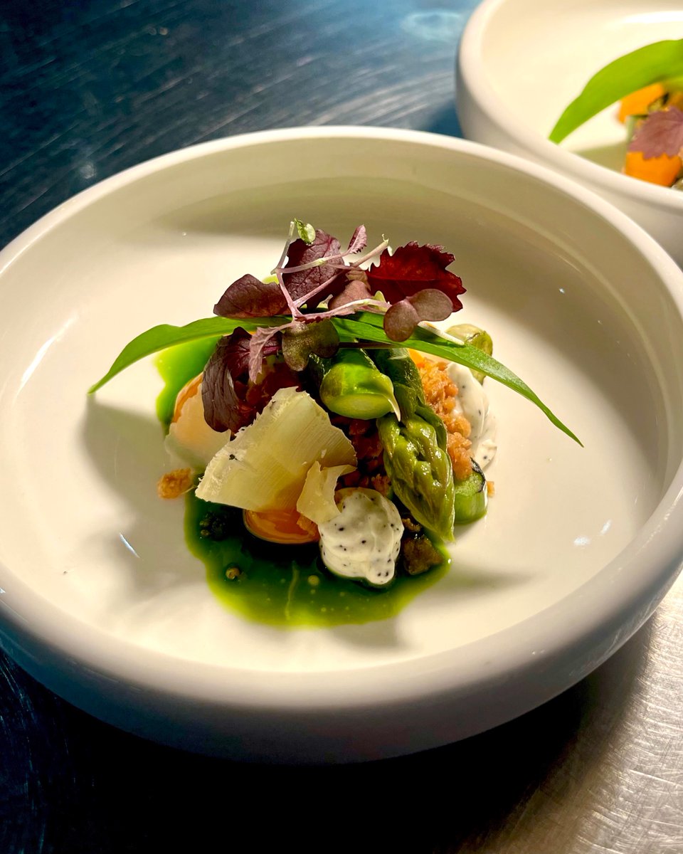 Meet Chef Dan, who's been gathering wild garlic from our lush surroundings. 

🌿 Back in the kitchen, he's using it in a delicious starter with Wye Valley asparagus, egg yolk, and hazelnut pesto, all topped with Cornish gouda and crispy chicken skin.

😋 bit.ly/3D6cCOI