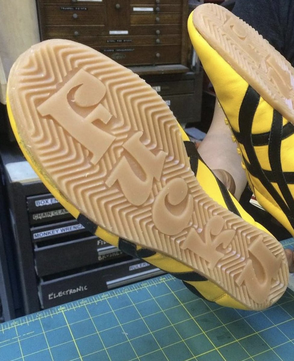 StreetFashion01's tweet photo. Onitsuka Tiger for Kill Bill (2003) https://t.co/L2J9XpMf2w