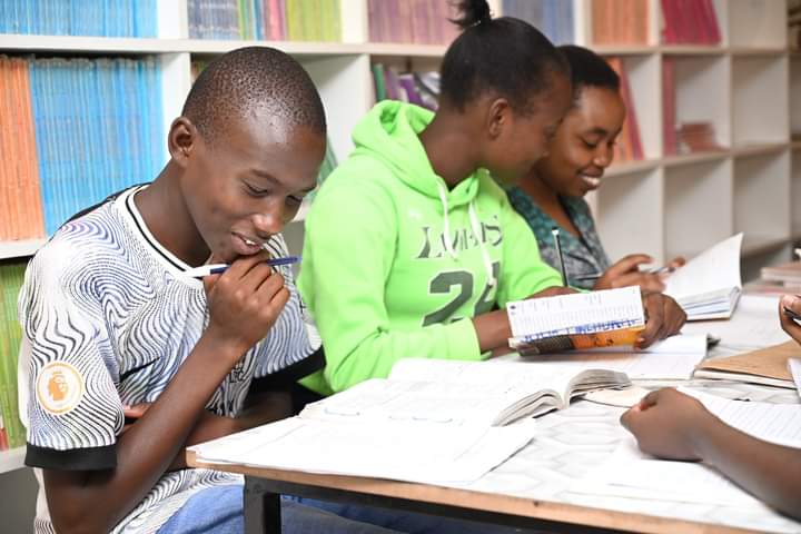 NathanOmbalo's tweet photo. Immersed in worlds beyond, these young minds explore the treasures of knowledge amidst the shelves of Thomas Court library
Today A Reader Tomorrow A Leader
@GthaminiYouthGroup
#ThomasCourtLibrary
#MukuruKwaNjenga https://t.co/PQf1LccbWE