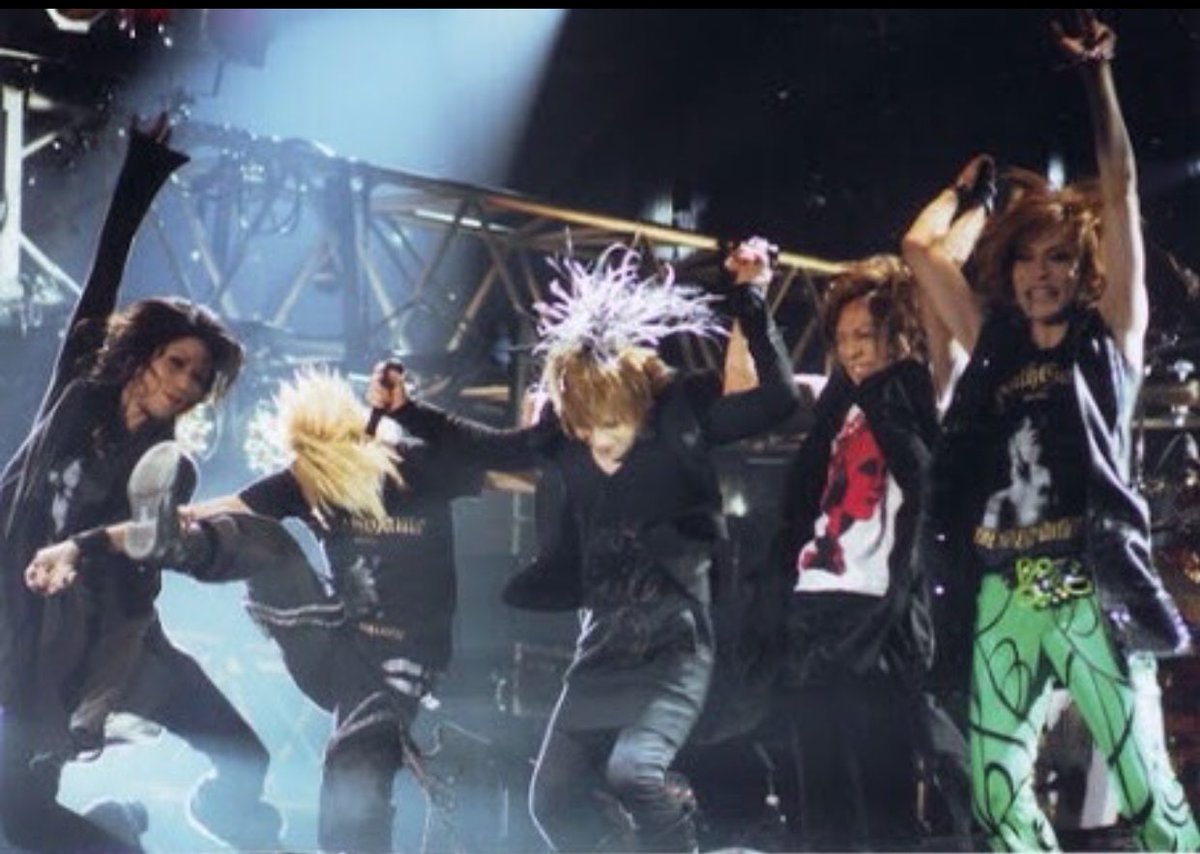 reoreo_63's tweet photo. 強い男に見えて涙脆いれいちゃん

優しいれいちゃん
もう、この手を繋いで5人と6人目のメンバー一体でジャンプ出来ないんだ……

虚無感半端ないよ…
れいちゃん愛してます。
あのいじめられて生きてたく無い時に出会ったthe GazettE…
人生変わったんだよ。
一生愛してるよ

 #theGazettE  #REITA https://t.co/vQkSv2KIa5