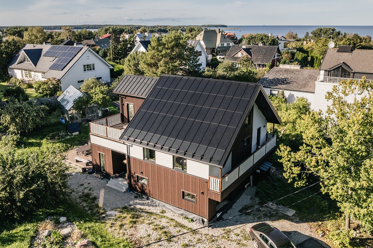 ☀️🧡A Roofit.Solar project in Estonia - Our solar roofs not only help residents save energy and reduce costs, but also enhance the beauty of their homes. 🏠

The proof is here. 👇👇

#RoofitSolar #bipv #solarroof #integratedroof