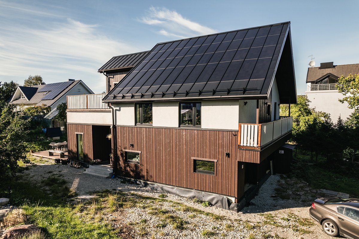 RoofitSolar's tweet photo. ☀️🧡A https://t.co/wUBxGdAIRX project in Estonia - Our solar roofs not only help residents save energy and reduce costs, but also enhance the beauty of their homes. 🏠

The proof is here. 👇👇

#RoofitSolar #bipv #solarroof #integratedroof https://t.co/xDQmYGdSDz