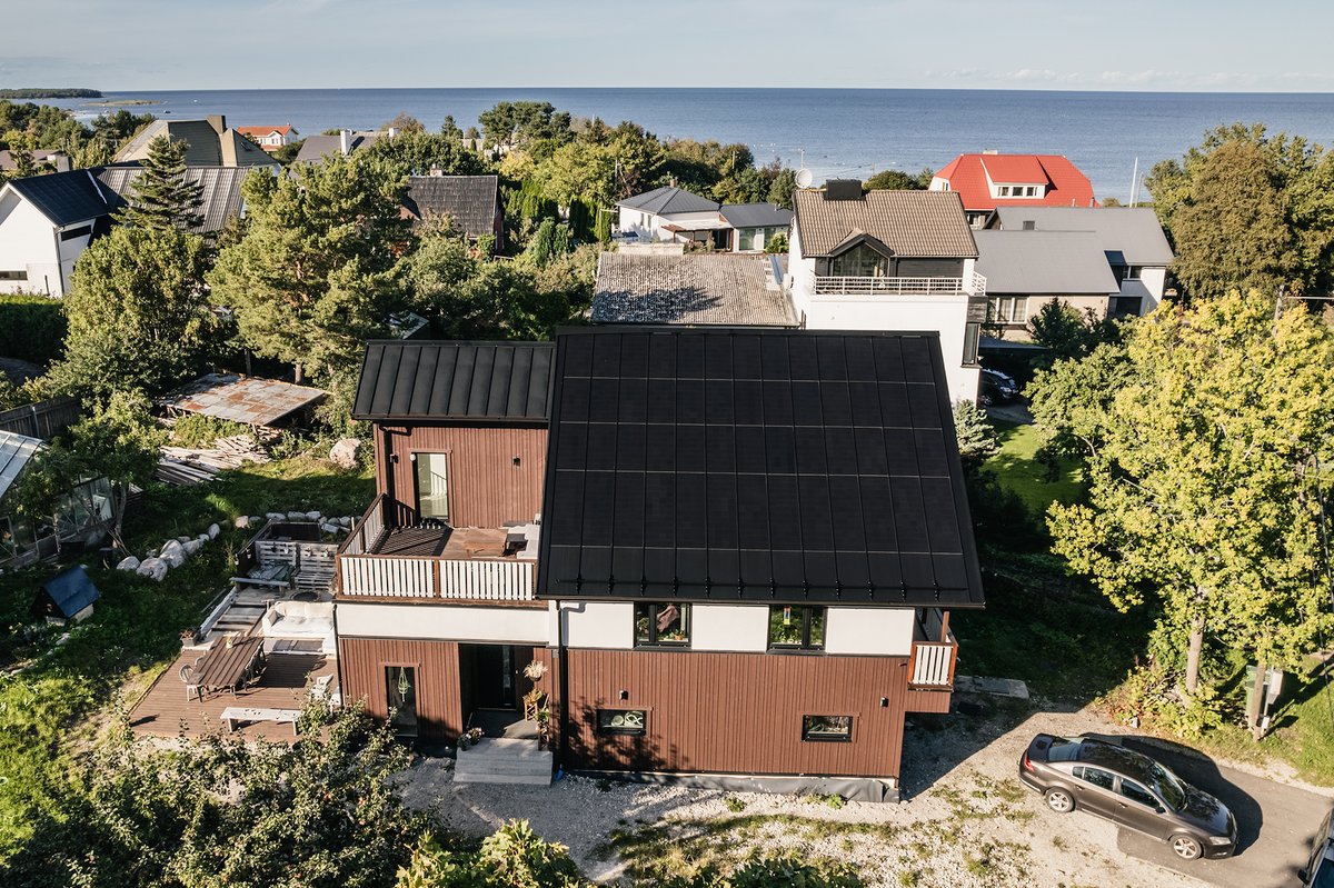 RoofitSolar's tweet photo. ☀️🧡A https://t.co/wUBxGdAIRX project in Estonia - Our solar roofs not only help residents save energy and reduce costs, but also enhance the beauty of their homes. 🏠

The proof is here. 👇👇

#RoofitSolar #bipv #solarroof #integratedroof https://t.co/xDQmYGdSDz
