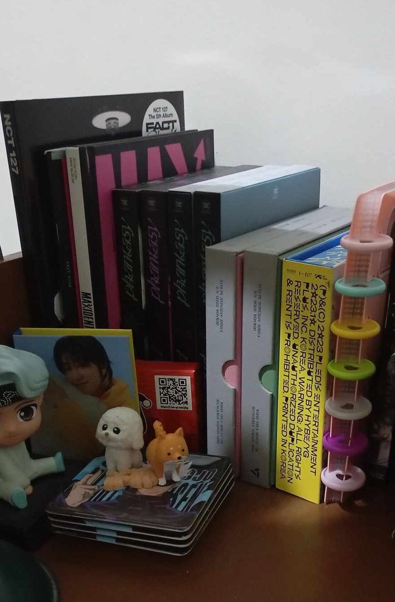 ifouren_'s tweet photo. I've risen from the dead to show you guys my recent collection 

(nct 127 fact check, skz rockstar and maxident, all versions of phantasy pt 2 sixth sense with an extra fake/white version, pink and green fml and seventeenth heaven) https://t.co/uaX9zN91j9