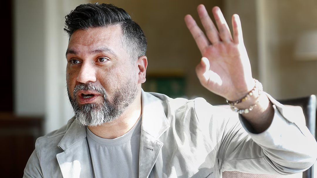 Nyheterna's tweet photo. Anklagade stjärnagenten talar ut: ”Jag kommer att anmäla dem för förtal” • Hasan Cetinkaya i stor intervju • ”Aldrig haft med gängkriminalitet att göra”: https://t.co/UnF2gUJe8y https://t.co/JgNjbjMAcJ