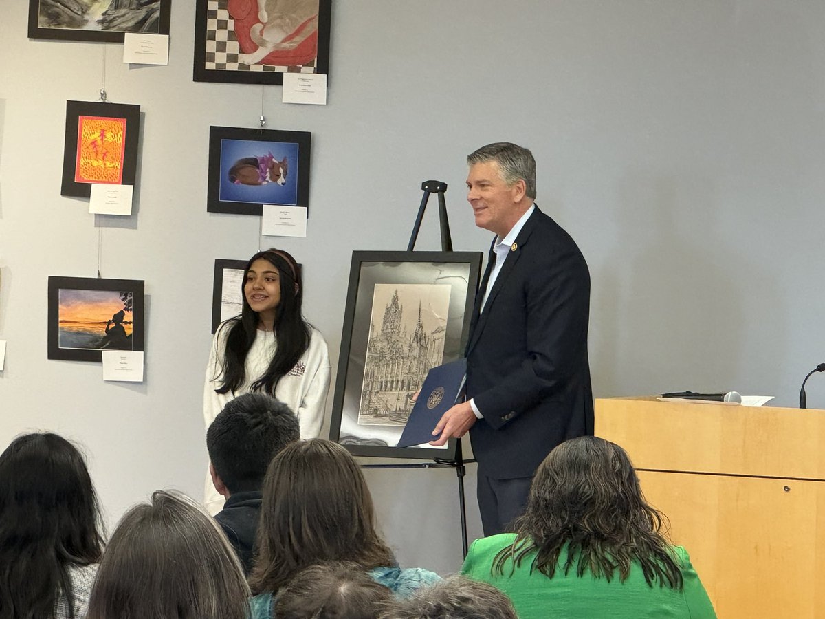 I was honored to host our 9th annual Congressional Art Show and announce our 2024 #IL16 Art Competition winners.

I am grateful to the 16 high schools and over 120 students who participated from across #IL16. 

Congrats to our winner, Maira Khan from Dunlap High School!