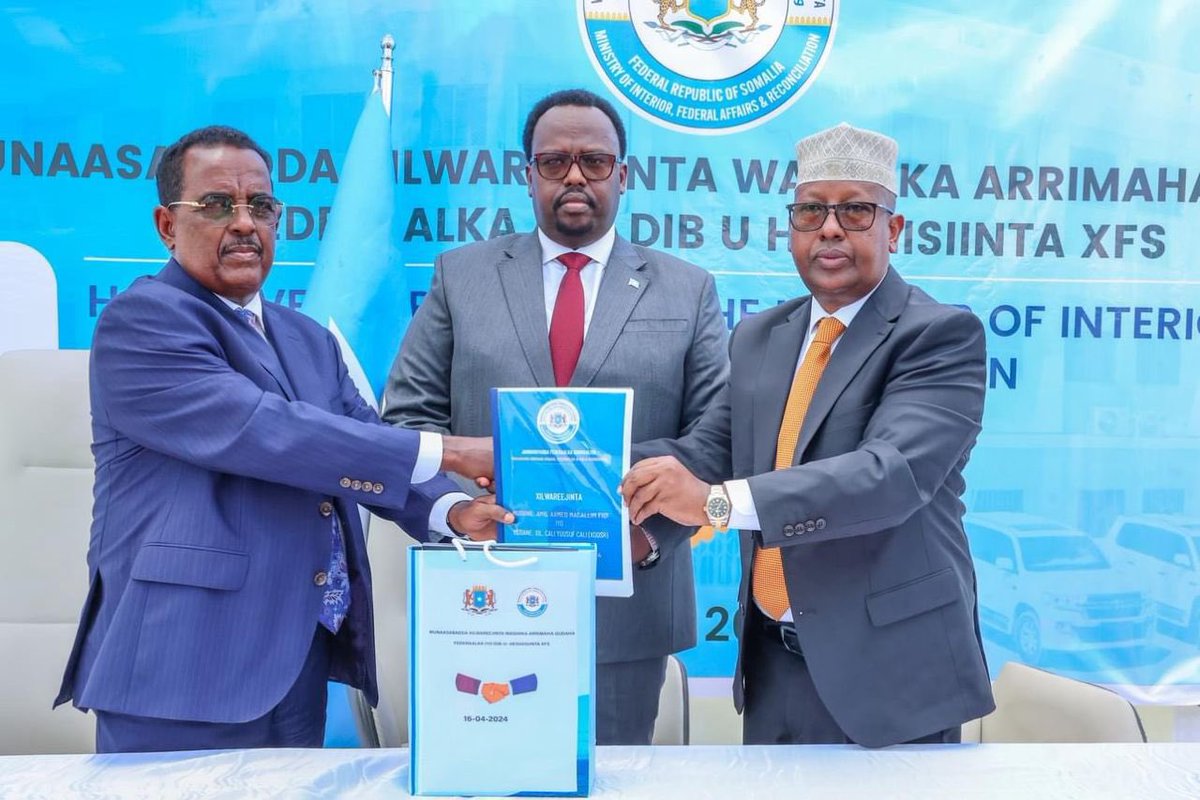 Today, I oversaw the @MoIFARSomalia handover from outgoing Minister @AhmedMoFiqi to incoming Minister Mr. Ali Jama Ali “Xoosh.” I commend Minister Fiqi for the tremendous job and dedication during his tenure. Best wishes to Minister Xoosh as he steps into his new role.