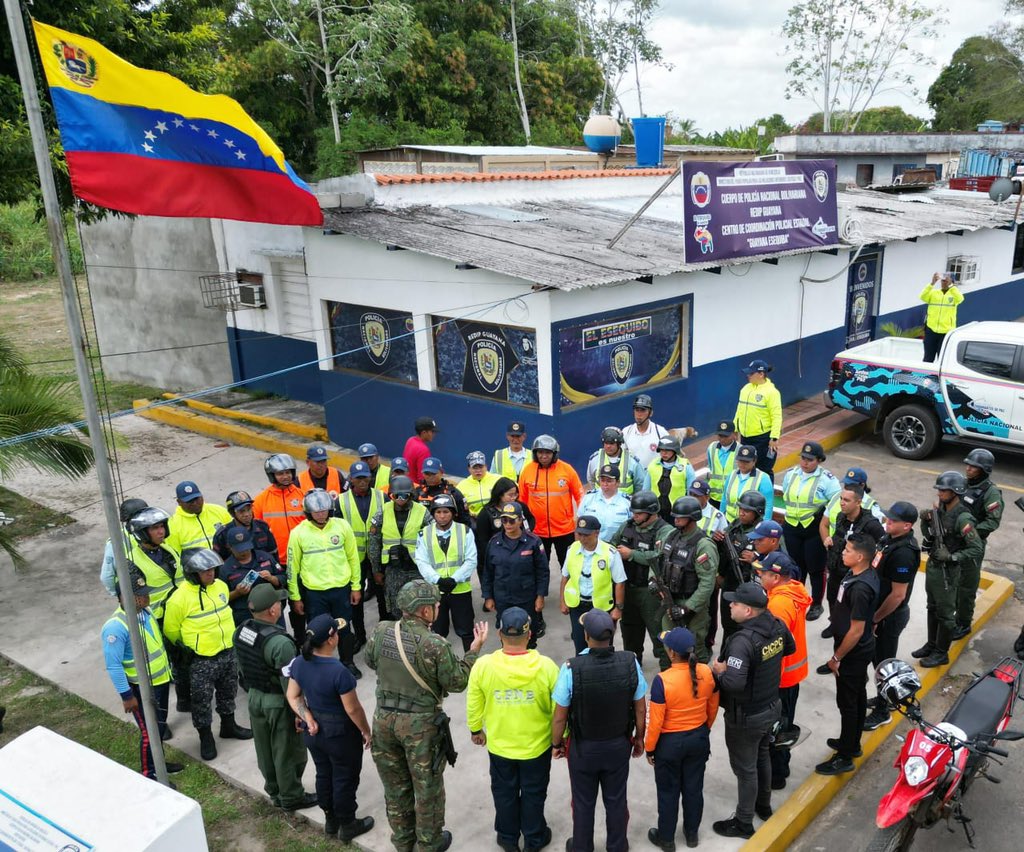 dhernandezlarez's tweet photo. #FANB y OSC unidos en una sola determinación ! 
La seguridad y la independencia de la patria !

#IntegrarEsVencer https://t.co/vub7ne6rsz