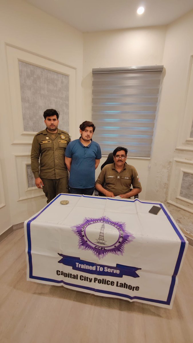 رائیونڈ پولیس کی کاروائی 

12سالہ بچے سے زیادتی کرنے والا نجی اکیڈمی کا ٹیچر گرفتار،

میرے بیٹے نے بتایاکہ ٹیچر اکیڈمی میں اس کے ساتھ زیادتی کرکے بدفعلی کی ویڈیو بناکر بلیک میل کررہا ہے، مدعی مقدمہ 

متاثرہ بچے کے والد کی درخواست پر فوری مقدمہ درج کیا گیا، 

یہ مدرسے والا نہیں 🤨