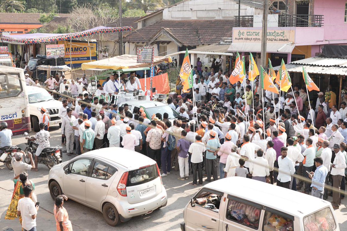 iPrajwalRevanna's tweet photo. ಲೋಕಸಭಾ ಚುನಾವಣೆ ಪ್ರಚಾರದಲ್ಲಿ ಇಂದು ಬೇಲೂರು ವಿಧಾನಸಭಾ ಕ್ಷೇತ್ರದ ಬಿಕ್ಕೋಡು ಮತ್ತು  ಅರೇಹಳ್ಳಿಯಲ್ಲಿ ಬೃಹತ್ ಸಮಾವೇಶ ನಡೆಸಲಾಯಿತು. 
ಬಿಜೆಪಿಯ ಹಿರಿಯ ಮುಖಂಡರು, ವಿಧಾನಪರಿಷತ್ ಸದಸ್ಯರಾದ ಶ್ರೀ ಛಲವಾದಿ ನಾರಾಯಣಸ್ವಾಮಿ ಅವರು ಈ ಸಮಾವೇಶದಲ್ಲಿ ಭಾಗವಹಿಸುವ ಮೂಲಕ ನಮ್ಮ ಪ್ರಚಾರ ಕಾರ್ಯಕ್ಕೆ ಮತ್ತಷ್ಟು ಬಲ ತುಂಬಿದರು. 
ಈ ಸಮಾವೇಶದಲ್ಲಿ ಬೇಲೂರು ಶಾಸಕರಾದ ಶ್ರೀ ಸುರೇಶ್, ಮಾಜಿ ಶಾಸಕರು ಹಾಗೂ ಜೆಡಿಎಸ್ ಜಿಲ್ಲಾಧ್ಯಕ್ಷರಾದ ಶ್ರೀ ಲಿಂಗೇಶ್ ಅವರು ಹಾಗೂ ಜೆಡಿಎಸ್-ಬಿಜೆಪಿ ಪಕ್ಷದ ಹಲವಾರು ಮುಖಂಡರು ಕಾರ್ಯಕರ್ತರು ಉಪಸ್ಥಿತರಿದ್ದರು.
#JDS #BJP #Hassan #LokasabhaElection2024 #Karnataka