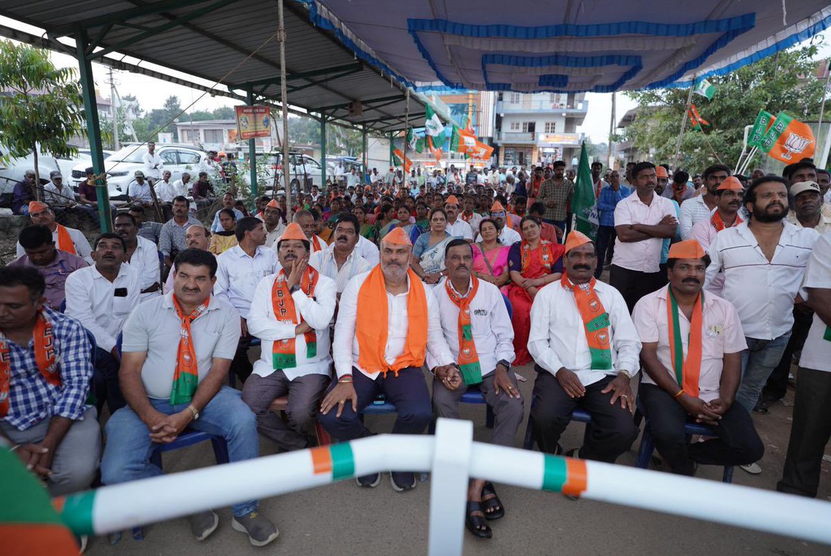 iPrajwalRevanna's tweet photo. ಲೋಕಸಭಾ ಚುನಾವಣೆ ಪ್ರಚಾರದಲ್ಲಿ ಇಂದು ಬೇಲೂರು ವಿಧಾನಸಭಾ ಕ್ಷೇತ್ರದ ಬಿಕ್ಕೋಡು ಮತ್ತು  ಅರೇಹಳ್ಳಿಯಲ್ಲಿ ಬೃಹತ್ ಸಮಾವೇಶ ನಡೆಸಲಾಯಿತು. 
ಬಿಜೆಪಿಯ ಹಿರಿಯ ಮುಖಂಡರು, ವಿಧಾನಪರಿಷತ್ ಸದಸ್ಯರಾದ ಶ್ರೀ ಛಲವಾದಿ ನಾರಾಯಣಸ್ವಾಮಿ ಅವರು ಈ ಸಮಾವೇಶದಲ್ಲಿ ಭಾಗವಹಿಸುವ ಮೂಲಕ ನಮ್ಮ ಪ್ರಚಾರ ಕಾರ್ಯಕ್ಕೆ ಮತ್ತಷ್ಟು ಬಲ ತುಂಬಿದರು. 
ಈ ಸಮಾವೇಶದಲ್ಲಿ ಬೇಲೂರು ಶಾಸಕರಾದ ಶ್ರೀ ಸುರೇಶ್, ಮಾಜಿ ಶಾಸಕರು ಹಾಗೂ ಜೆಡಿಎಸ್ ಜಿಲ್ಲಾಧ್ಯಕ್ಷರಾದ ಶ್ರೀ ಲಿಂಗೇಶ್ ಅವರು ಹಾಗೂ ಜೆಡಿಎಸ್-ಬಿಜೆಪಿ ಪಕ್ಷದ ಹಲವಾರು ಮುಖಂಡರು ಕಾರ್ಯಕರ್ತರು ಉಪಸ್ಥಿತರಿದ್ದರು.
#JDS #BJP #Hassan #LokasabhaElection2024 #Karnataka