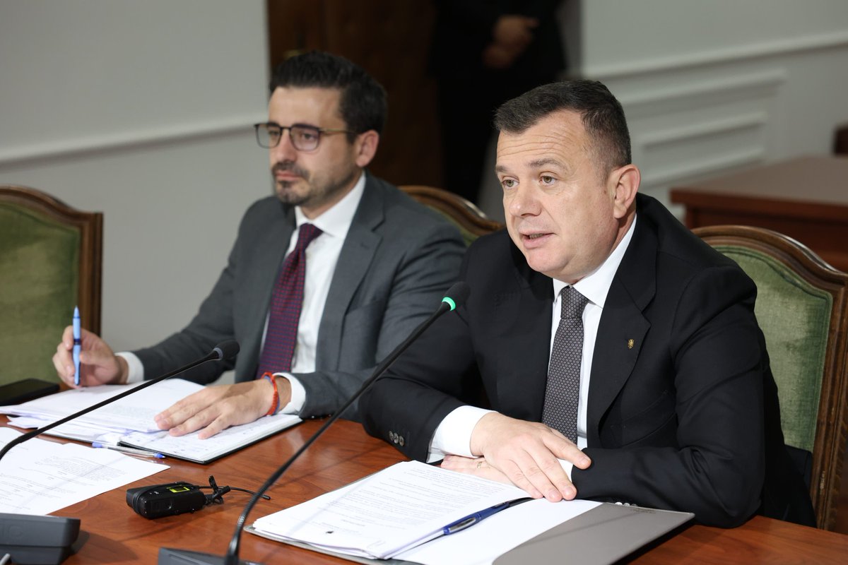 PlarentN's tweet photo. 🏛KOMISIONI I LIGJEVE 

Gjatë seancës së sotme votuam disa ndryshime në "Ligjin për planifikimin e territorit".

Nga ana tjetër shqyrtuam dhe tre projektligje me rëndësi. https://t.co/dsbHBgHB66