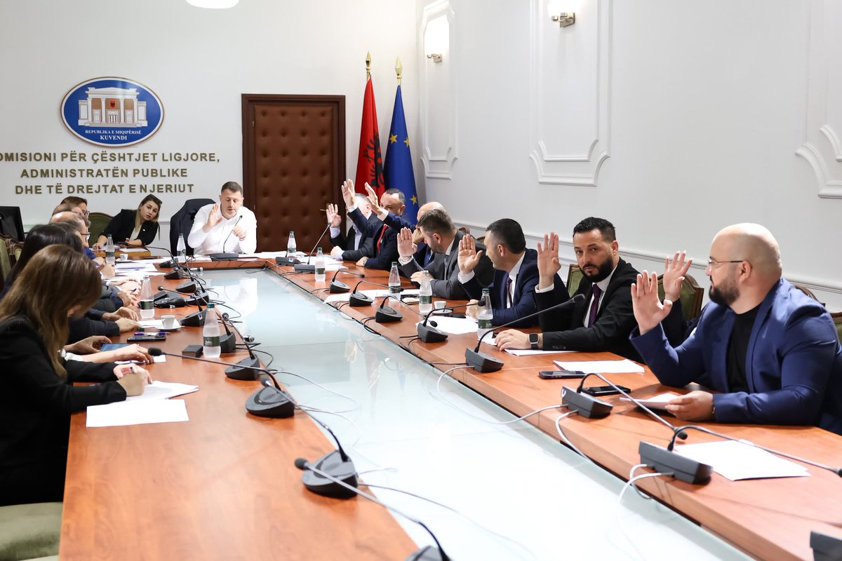 PlarentN's tweet photo. 🏛KOMISIONI I LIGJEVE 

Gjatë seancës së sotme votuam disa ndryshime në "Ligjin për planifikimin e territorit".

Nga ana tjetër shqyrtuam dhe tre projektligje me rëndësi. https://t.co/dsbHBgHB66
