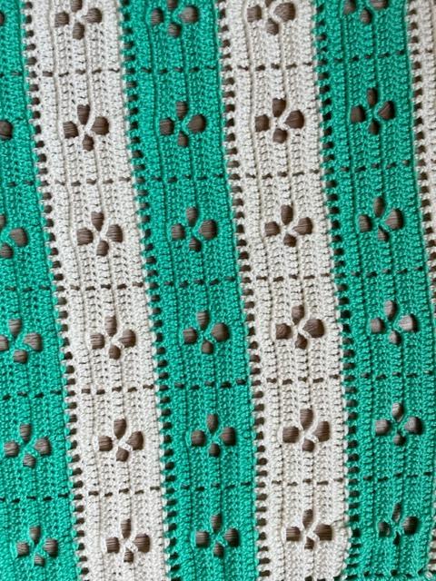 Net binnen dit gehaakte wiegdekentje in groen en wit! ow.ly/QHAM50PN9GA