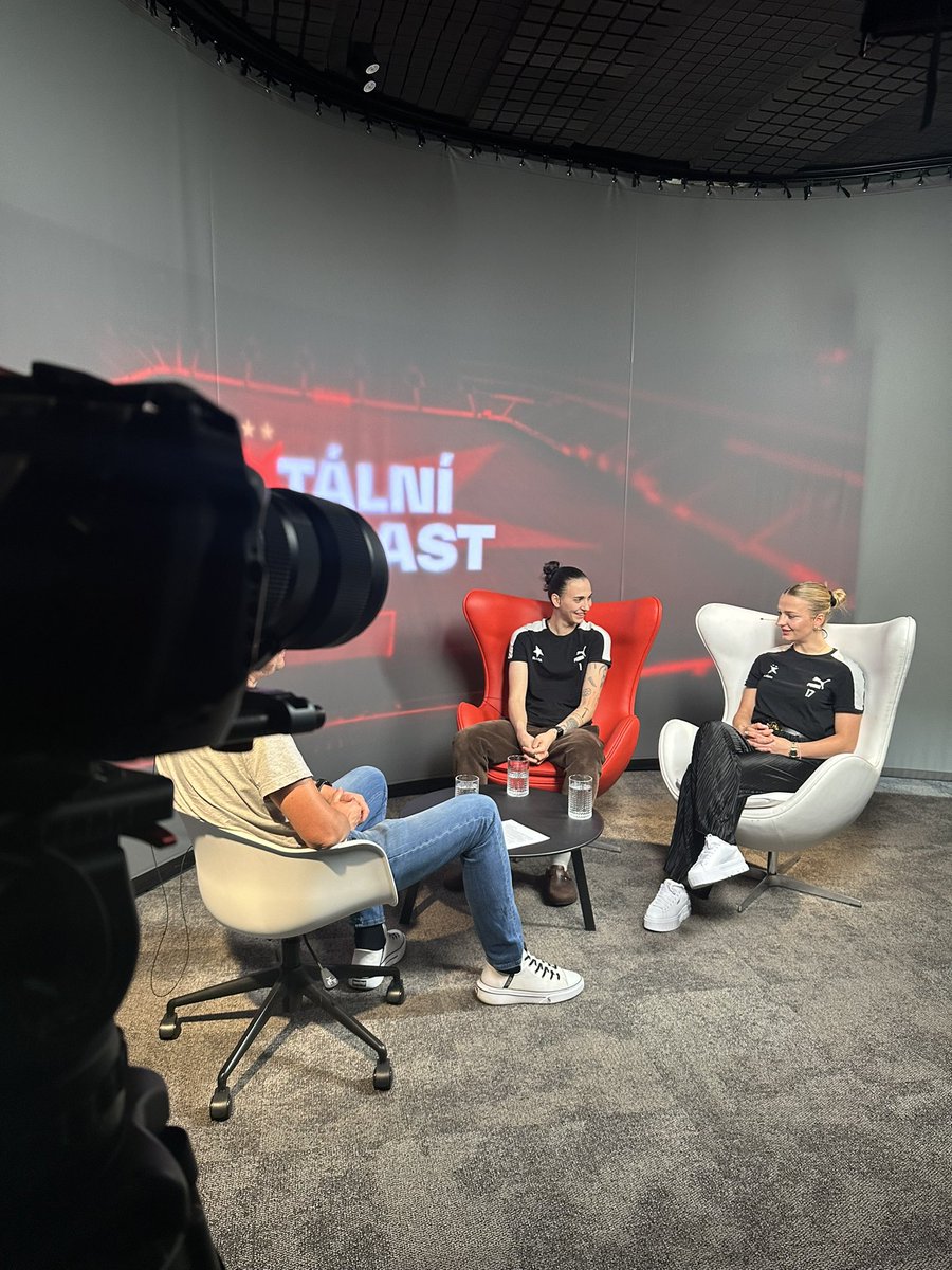 Dnešní studio. Přišly holky, co spolu o víkendu uvařily další nulu vzadu a mají tak se @SlaviaZeny o krok blíž k další trofeji. I obhajobě doublu. Co dál? #LetUsCook říkají ve shodě.